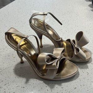 BCBG max Azria satin pump with bow. Size 8
